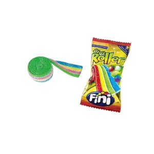 Paquete individual de Fini Roller Rainbow multifrutas junto a la tira de regaliz ácida enrollada con colores del arcoíris